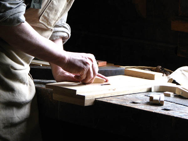 Nuestro equipo de profesionales cuenta  con muchos aÃ±os de contrastada <strong>experiencia</strong> en el sector de la <strong>carpinterÃ­a de madera en CastaÃ±ares de Rioja</strong>.